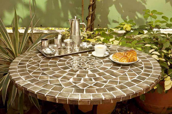 Ứng dụng gạch mosaic làm mặt bàn ghế