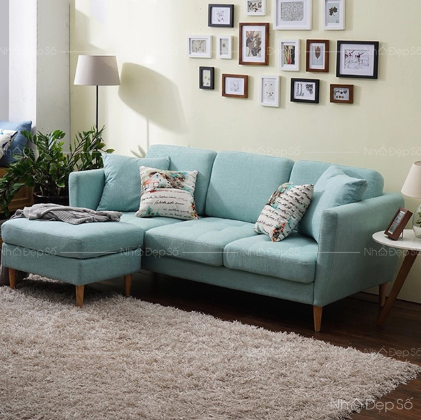 Sofa chân gỗ thấp cho trần nhà thấp.